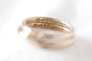 お二人のイニシャルとオリーブの葉っぱのレーザー刻印をお入れしたK18シャンパンゴールドのご結婚指輪です。＊静岡県浜松市ジュエリープシュケー